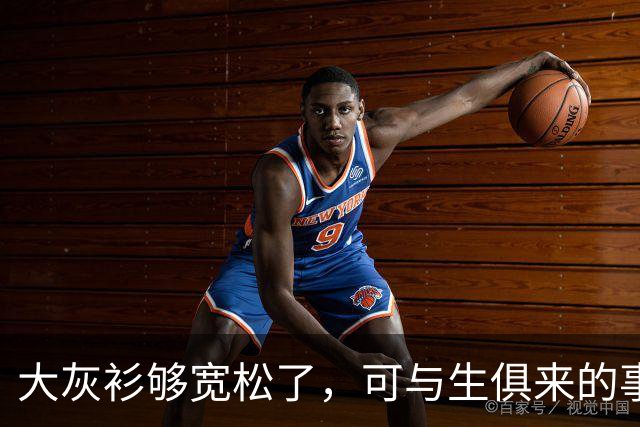 大灰衫够宽松了，可与生俱来的事实无法掩盖！